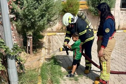 Cizre’de itfaiyecilerden miniklere yangın güvenliği eğitimi
