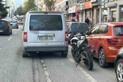 Motosiklet hafif ticari araca çarptı: 2 yaralı
