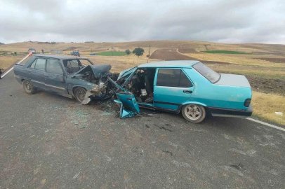 Otomobillerin kafa kafaya çarpıştığı kazada 5 kişi yaralandı
