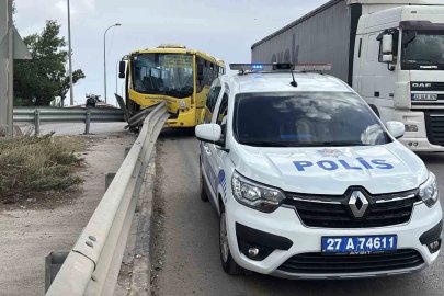 Gaziantep’te halk otobüsü demir bariyerlere çarptı: 9 yaralı
