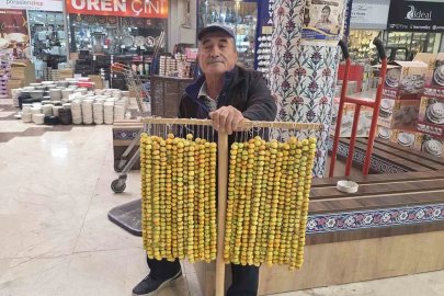 Kütahya’da dağlardan toplanan alıç tezgahlardaki yerini aldı
