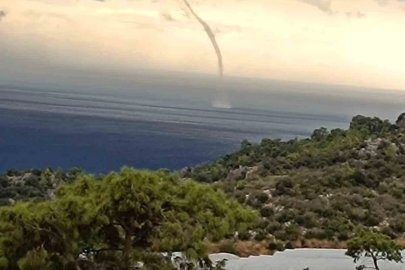 Kumluca’da sağanak etkili oldu, denizde çıkıp karaya ulaşan hortum seralara zarar verdi
