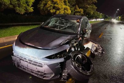 Niğde’de refüje çıkarak, ağaca çarpan SUV araç kullanılamaz hale geldi
