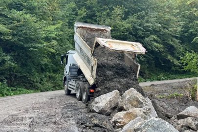 Kaynaşlı’da heyelan sonrası yol güvenliği için çalışma
