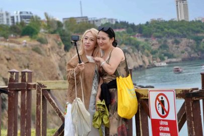 Antalya’da turistler yağmura şemsiye, şelaleye objektif açtılar
