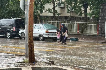 Siverek’te vatandaşlar yağmura hazırlıksız yakalandı
