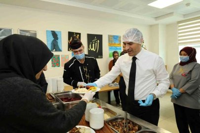 Vali Aktaş yaşlı vatandaşlara elleriyle yemek ikramı yaptı
