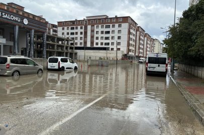 Yol göle döndü, sürücüler yön değiştirdi
