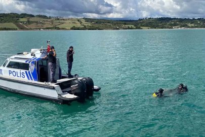 Sinop’ta teknenin alabora olması nedeniyle kaybolan polisin cesedine Ankara ve Samsun’dan gelen dalgıç polislerin desteğiyle ulaşıldı
