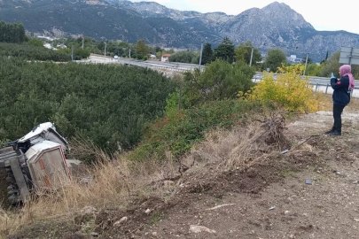 Isparta’da kum yüklü tır elma bahçesine devrildi, sürücü hayatını kaybetti
