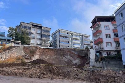 Kahramanmaraş’ta temel kazısı sırasında toprak kaydı, yol çöktü, vatandaşlar mağdur oldu
