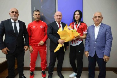 Dünya Gençler Kick Boks Şampiyonu Ezel Nur Karalar’a altın ödülü
