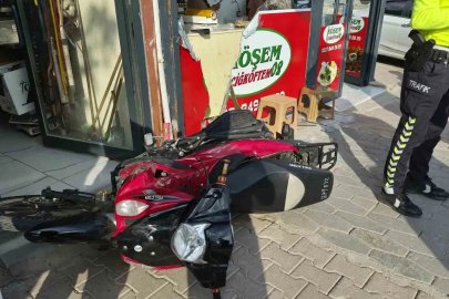 Motosiklet çocuğa çarpıp iş yerine daldı: 1 yaralı
