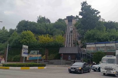 Arkadaşlarıyla şakalaşırken asansörde mahsur kaldılar
