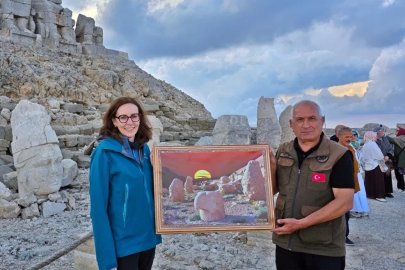 İngiltere Büyükelçisi Anderson’a Nemrut Dağı’nda 34 yıllık görevlinin sürpriz hediyesi
