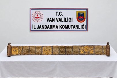 Van’da jandarmadan tarihi eser operasyonu: Altın yaldız işlemeli Tevrat ele geçirildi
