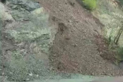 Yayla yolunda toprak kayması yaşandı
