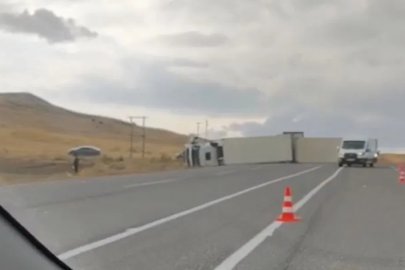 Van’da devrilen tırın sürücüsü yaralandı
