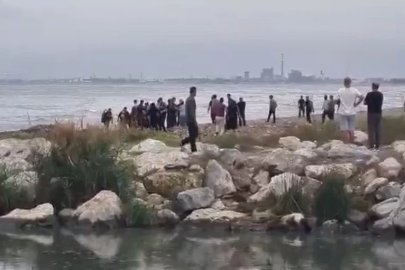 Mersin’de denize giren 3 gençten biri hayatını kaybetti
