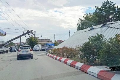 Şiddetli rüzgar çatıyı uçurdu
