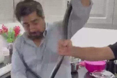 "Yılancı Kemal" 2 metrelik yılanı 4 saatlik mücadele sonunda çıplak elleriyle yakaladı
