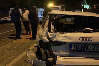 Sarıyer’de karşı yönden gelen aracın sıkıştırdığı otomobil, park halindeki 6 araca çarptı
