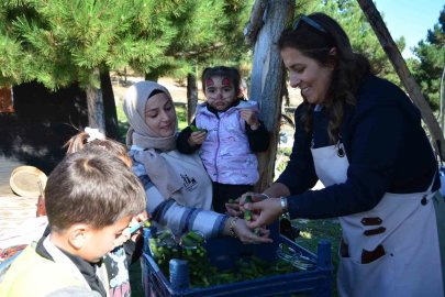 Aileler ve çocuklar, kışlık yiyeceklerini birlikte hazırladı
