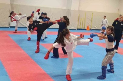Genç sporcular haftanın 6 günü karate yapıyor

