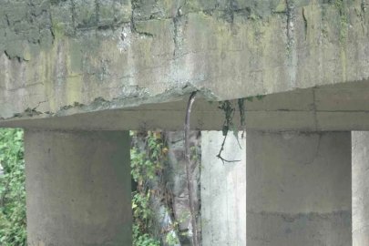 40 yıllık köprüde korkutan görüntü: Betonlar döküldü, demirler sarktı
