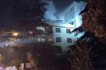 Kartal’da metruk binanın çatısı alev alev yandı
