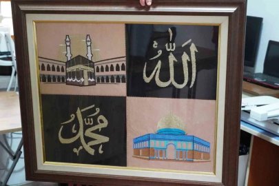 Rüyasında gördüğü manevi tasarımı 200 bin batışla nakışa dönüştürdü

