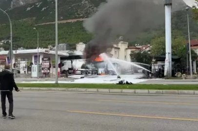 Akaryakıt istasyonunda yakıt boşaltan tanker patladı: Yangını söndürme çalışmaları sürüyor
