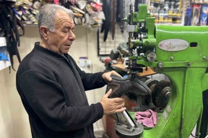 Van’da yağışlı ve soğuk hava ayakkabı tamircilerinin işlerini artırdı

