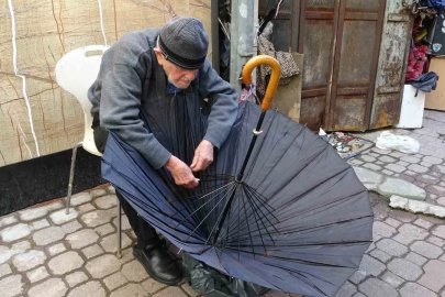 97 yıllık ömür, 70 yıllık ustalık: Şemsiyelere ikinci bahar
