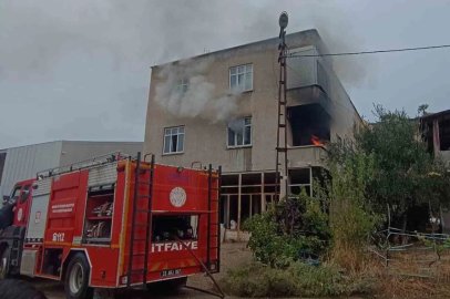 Ev yangınında mahsur kalan kadın kurtarıldı
