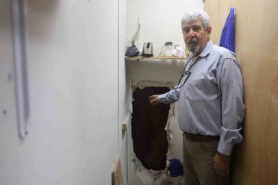 Terzinin duvarını delip bitişiğindeki kuyumcuya giren acemi hırsızlar, çelik kasayı açamayınca elleri boş döndüler
