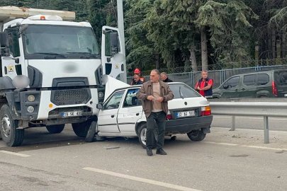 Ters yöne giren otomobil hafriyat kamyonunun altına girdi
