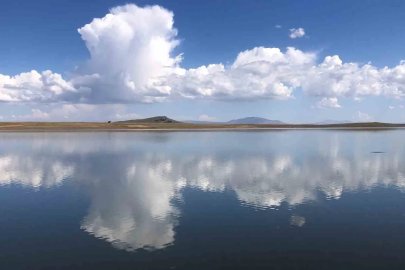 Kars’ta gökyüzü göle indi: Bayburt Barajı’nda kartpostallık manzara
