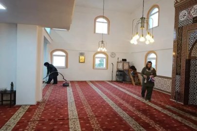 Kadınlardan imece usulü cami temizliği
