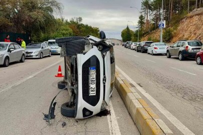 Devrilen otomobilden şans eseri burnu bile kanamadan çıktı

