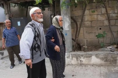 Aşkları Cumhuriyet’in ilk yıllarına dayanıyor: 95 yaşındaki çift, 72 yıllık evliliğiyle yıllara meydana okuyor
