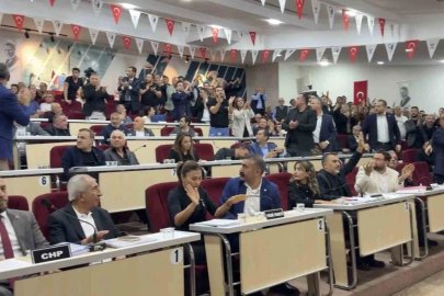 Çiğli Belediye Meclisinde gerginlik: Başkan Yıldız’a su şişesi fırlatıldı
