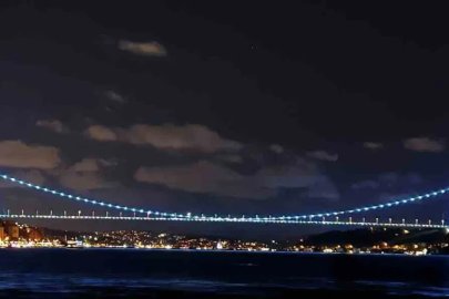 Fatih Sultan Mehmet Köprüsü turkuaz renge büründü
