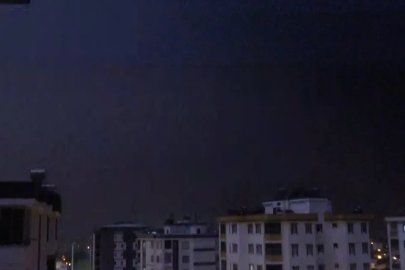 Kozan’da yıldırımın düşme anı kamerada
