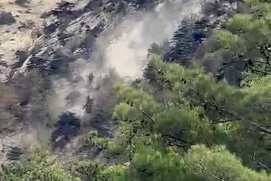 Deprem sırasında yamaçtan kopan kaya kütlesi paniğe neden oldu
