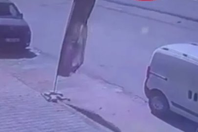 Binmek için kapısını açtığı otomobil, çarpmayla yerinden fırladı: O anlar kamerada
