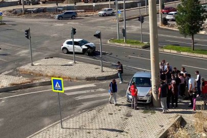 Diyarbakır’da iki araç çarpıştı: 3 yaralı

