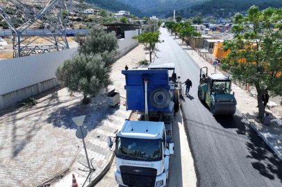 Yunusemre Emlakdere’de 2 kilometrelik yol sıcak asfaltla yenilendi
