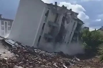 Elazığ’da ağır hasarlı bina, tek dokunuşla yerle bir oldu
