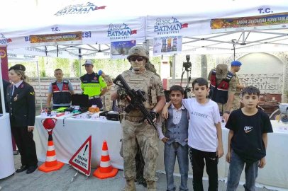 Sason’daki festivalde jandarma standına yoğun ilgi
